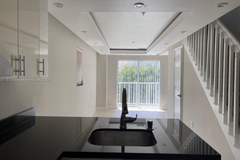 Condo in Miami, Florida, 1 bedroom  № 1970243 - photo 3