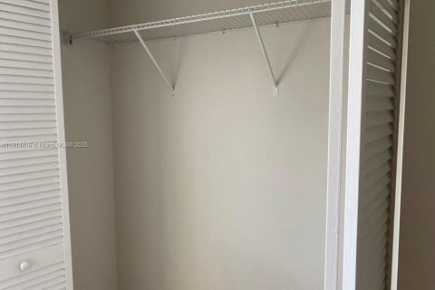 Condo in Miami, Florida, 1 bedroom  № 1970243 - photo 6