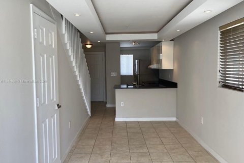 Condo in Miami, Florida, 1 bedroom  № 1970243 - photo 1
