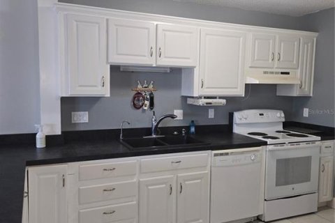 Condo in Kenneth City, Florida, 2 bedrooms № 2199846 - photo 6