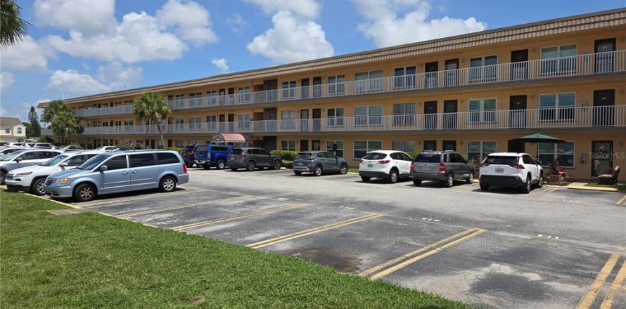 Condo in Kenneth City, Florida, 2 bedrooms № 2199846