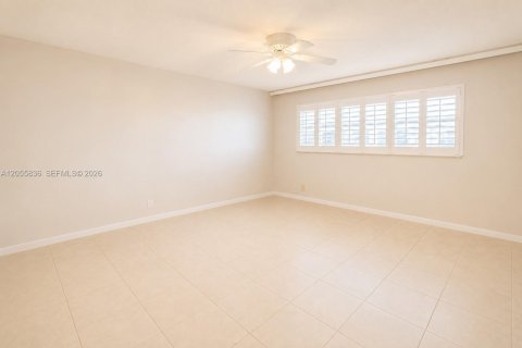 Condo in Pompano Beach, Florida, 2 bedrooms № 2269154 - photo 12
