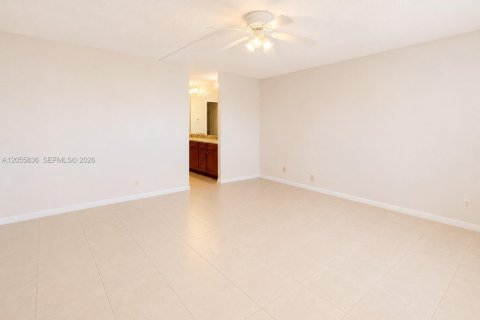 Condo in Pompano Beach, Florida, 2 bedrooms № 2269154 - photo 10