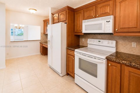 Condo in Pompano Beach, Florida, 2 bedrooms № 2269154 - photo 5