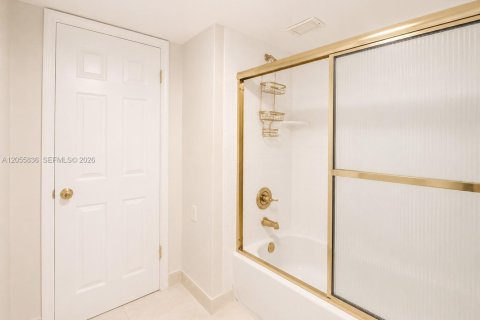 Condo in Pompano Beach, Florida, 2 bedrooms № 2269154 - photo 15