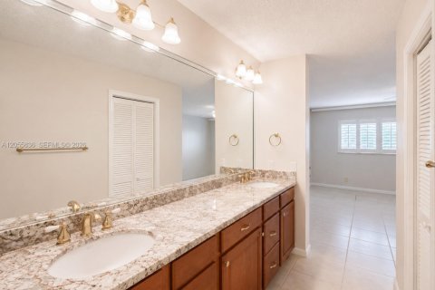 Condo in Pompano Beach, Florida, 2 bedrooms № 2269154 - photo 18