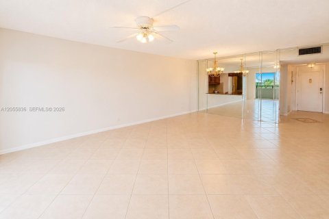 Condo in Pompano Beach, Florida, 2 bedrooms № 2269154 - photo 7