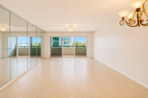 Condo in Pompano Beach, Florida, 2 bedrooms № 2269154 - photo 9