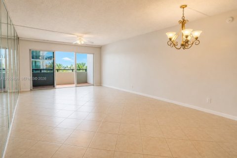 Condo in Pompano Beach, Florida, 2 bedrooms № 2269154 - photo 8