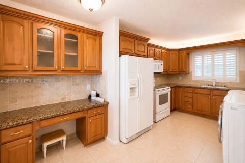 Condo in Pompano Beach, Florida, 2 bedrooms № 2269154 - photo 3