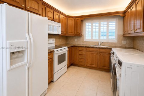 Condo in Pompano Beach, Florida, 2 bedrooms № 2269154 - photo 4