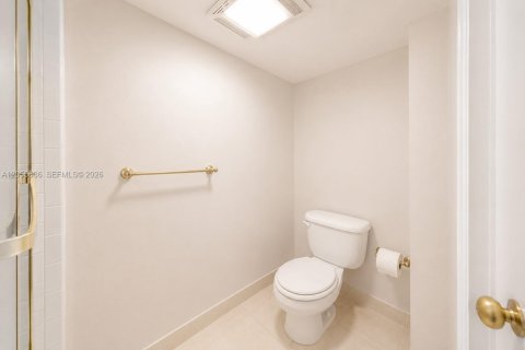 Condo in Pompano Beach, Florida, 2 bedrooms № 2269154 - photo 16
