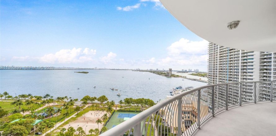 Condominio en Miami, Florida, 2 dormitorios  № 2027724