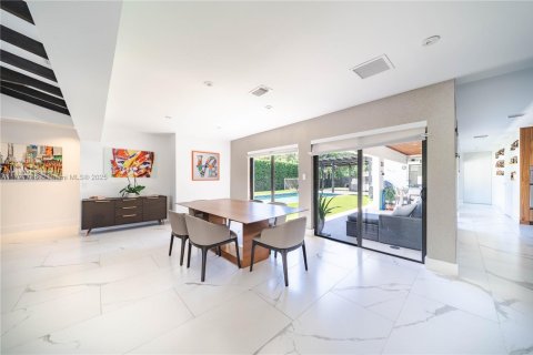House in Miami Shores, Florida 4 bedrooms, 274.99 sq.m. № 1656062 - photo 9