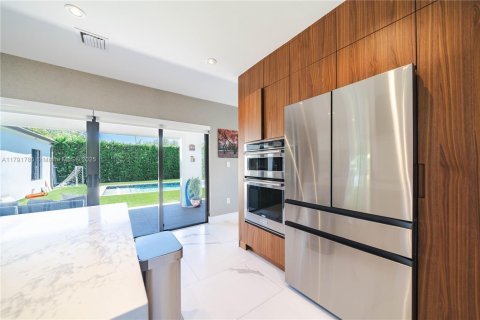 House in Miami Shores, Florida 4 bedrooms, 274.99 sq.m. № 1656062 - photo 13