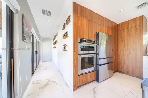 House in Miami Shores, Florida 4 bedrooms, 274.99 sq.m. № 1656062 - photo 15