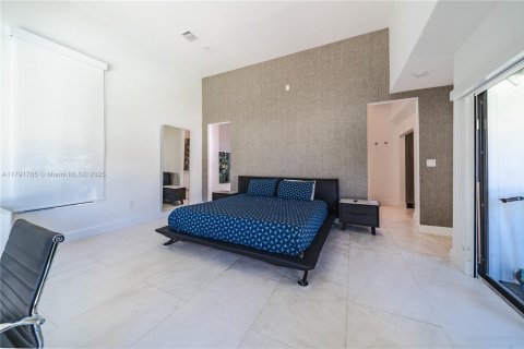 House in Miami Shores, Florida 4 bedrooms, 274.99 sq.m. № 1656062 - photo 20