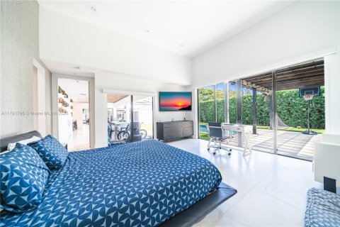 House in Miami Shores, Florida 4 bedrooms, 274.99 sq.m. № 1656062 - photo 18