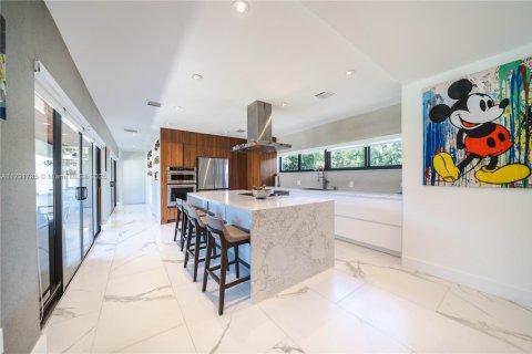 House in Miami Shores, Florida 4 bedrooms, 274.99 sq.m. № 1656062 - photo 11