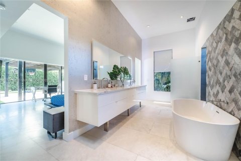 House in Miami Shores, Florida 4 bedrooms, 274.99 sq.m. № 1656062 - photo 21