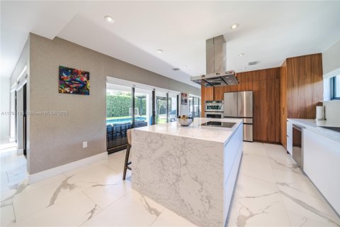 House in Miami Shores, Florida 4 bedrooms, 274.99 sq.m. № 1656062 - photo 12