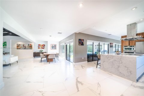 House in Miami Shores, Florida 4 bedrooms, 274.99 sq.m. № 1656062 - photo 25