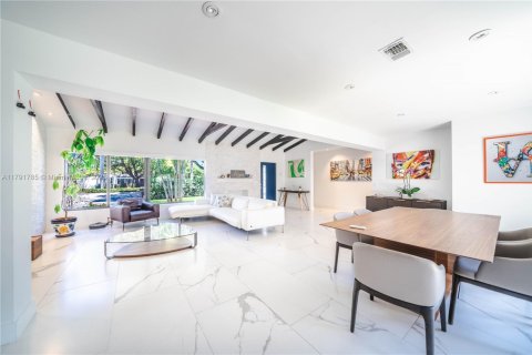 House in Miami Shores, Florida 4 bedrooms, 274.99 sq.m. № 1656062 - photo 5