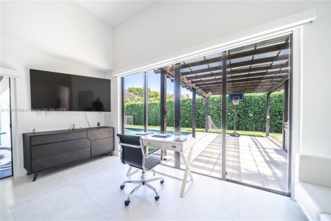 House in Miami Shores, Florida 4 bedrooms, 274.99 sq.m. № 1656062 - photo 17