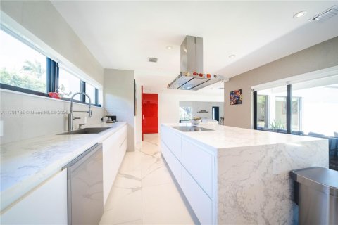 House in Miami Shores, Florida 4 bedrooms, 274.99 sq.m. № 1656062 - photo 14