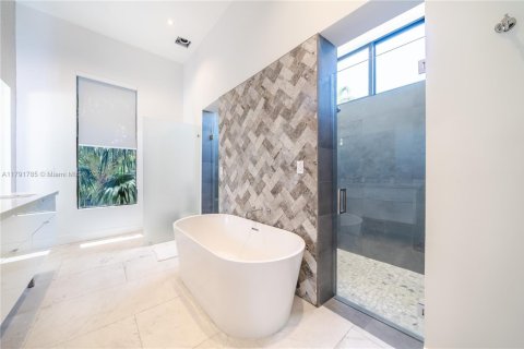 House in Miami Shores, Florida 4 bedrooms, 274.99 sq.m. № 1656062 - photo 22