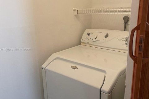 Condo in Pompano Beach, Florida, 2 bedrooms  № 2038099 - photo 12