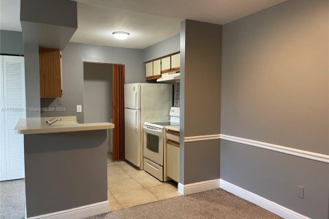 Condo in Pompano Beach, Florida, 2 bedrooms  № 2038099 - photo 2