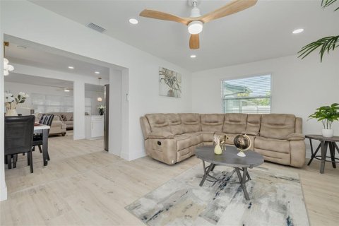 House in Seminole, Florida 4 bedrooms, 180.51 sq.m. № 1884640 - photo 16
