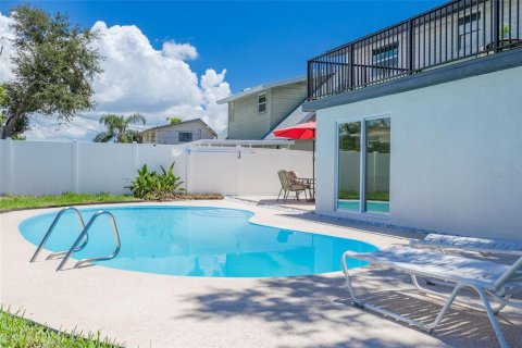 House in Seminole, Florida 4 bedrooms, 180.51 sq.m. № 1884640 - photo 19
