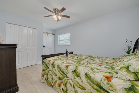 House in Seminole, Florida 4 bedrooms, 180.51 sq.m. № 1884640 - photo 22