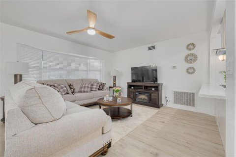 House in Seminole, Florida 4 bedrooms, 180.51 sq.m. № 1884640 - photo 8