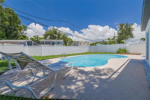 House in Seminole, Florida 4 bedrooms, 180.51 sq.m. № 1884640 - photo 18