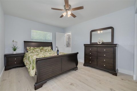 House in Seminole, Florida 4 bedrooms, 180.51 sq.m. № 1884640 - photo 23