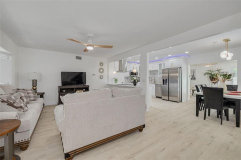 House in Seminole, Florida 4 bedrooms, 180.51 sq.m. № 1884640 - photo 7