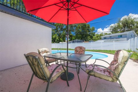 House in Seminole, Florida 4 bedrooms, 180.51 sq.m. № 1884640 - photo 21