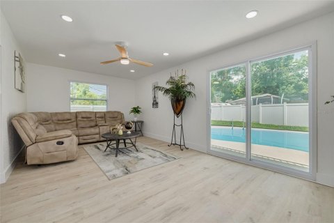 House in Seminole, Florida 4 bedrooms, 180.51 sq.m. № 1884640 - photo 15