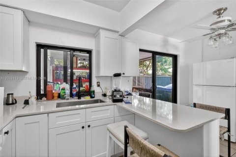 Immobilier commercial à vendre à Hollywood, Floride: 158.21 m2 № 2066504 - photo 10