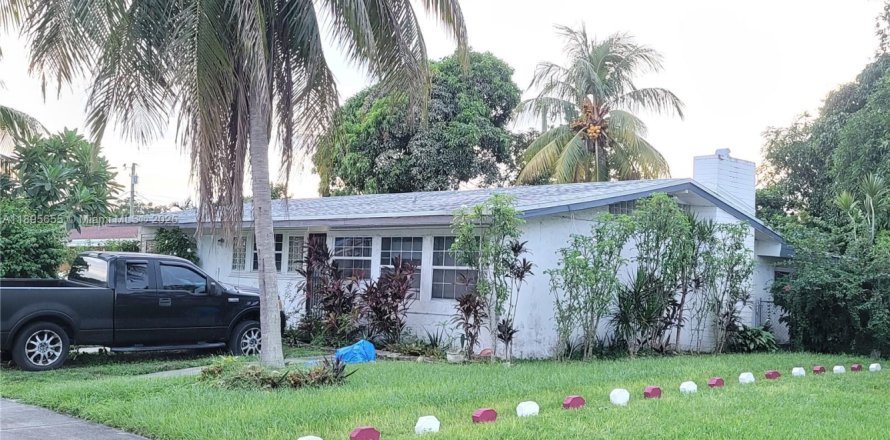 House in Miami Gardens, Florida 3 bedrooms, 171.87 sq.m. № 1948972