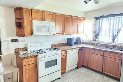 House in Miami Gardens, Florida 3 bedrooms, 171.87 sq.m. № 1948972 - photo 4