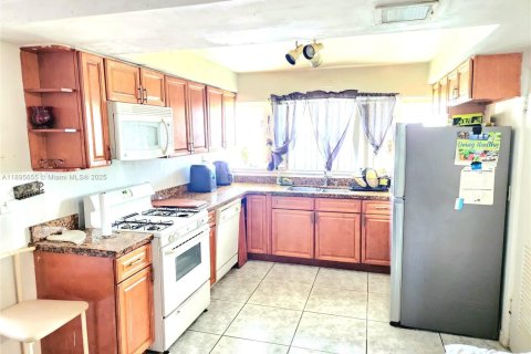 House in Miami Gardens, Florida 3 bedrooms, 171.87 sq.m. № 1948972 - photo 3