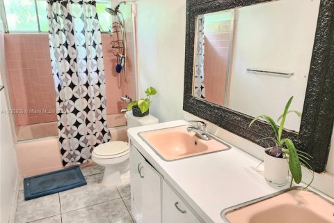House in Miami Gardens, Florida 3 bedrooms, 171.87 sq.m. № 1948972 - photo 10