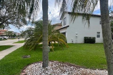 House in Pembroke Pines, Florida 4 bedrooms, 199.18 sq.m. № 2037141 - photo 5
