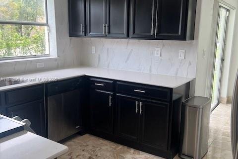 House in Pembroke Pines, Florida 4 bedrooms, 199.18 sq.m. № 2037141 - photo 17