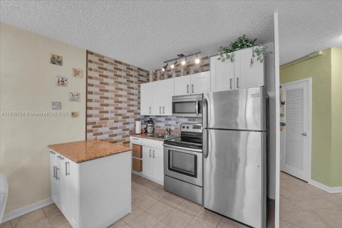 Condominio en venta en Hallandale Beach, Florida, 1 dormitorio, 81.57 m2 № 1806310 - foto 11