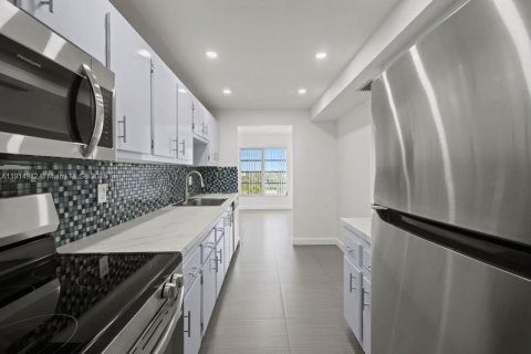 Condo in Lauderhill, Florida, 2 bedrooms  № 2082453 - photo 3